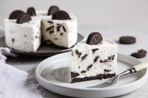 Oreo cheesecake with chocolate cookie crust