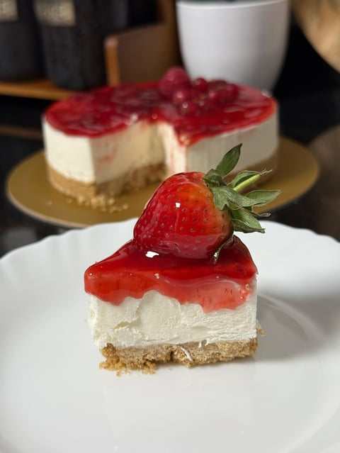 Strawberry cheesecake with fresh strawberries