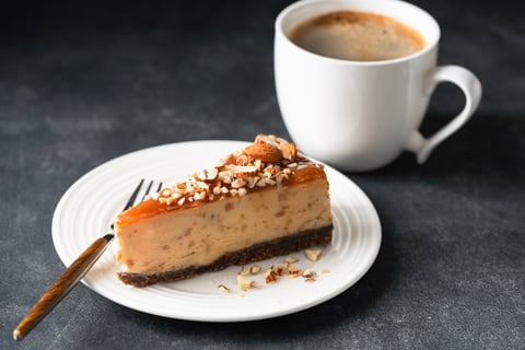 Baileys caramel cheesecake with caramel and almonds
